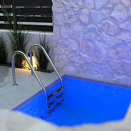 Hotel The 8 Keys