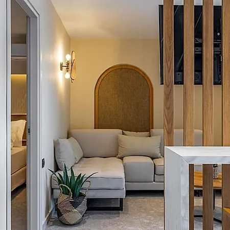 Hotel The 8 Keys 4*